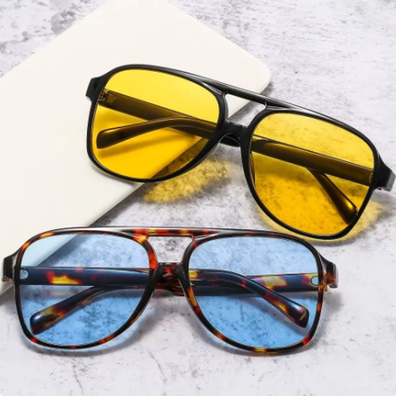 Unisex Fashion Sunglasses UV40 - Women'S Fashion In The 70S 评论和价格